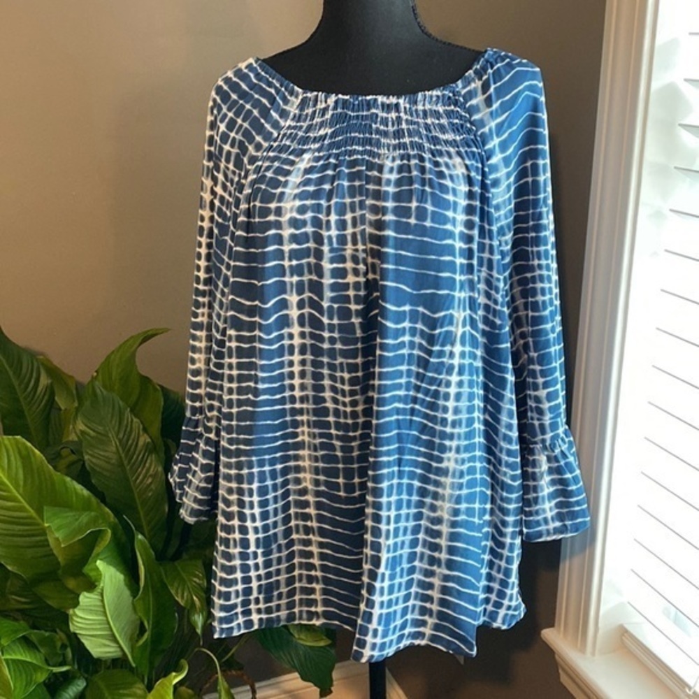 Adorable “Mirror Image” Blue & White Top